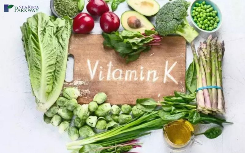 Thiếu hụt vitamin nhóm K cũng là nguyên nhân dẫn đến tình trạng chảy máu chân răng khi đánh răng